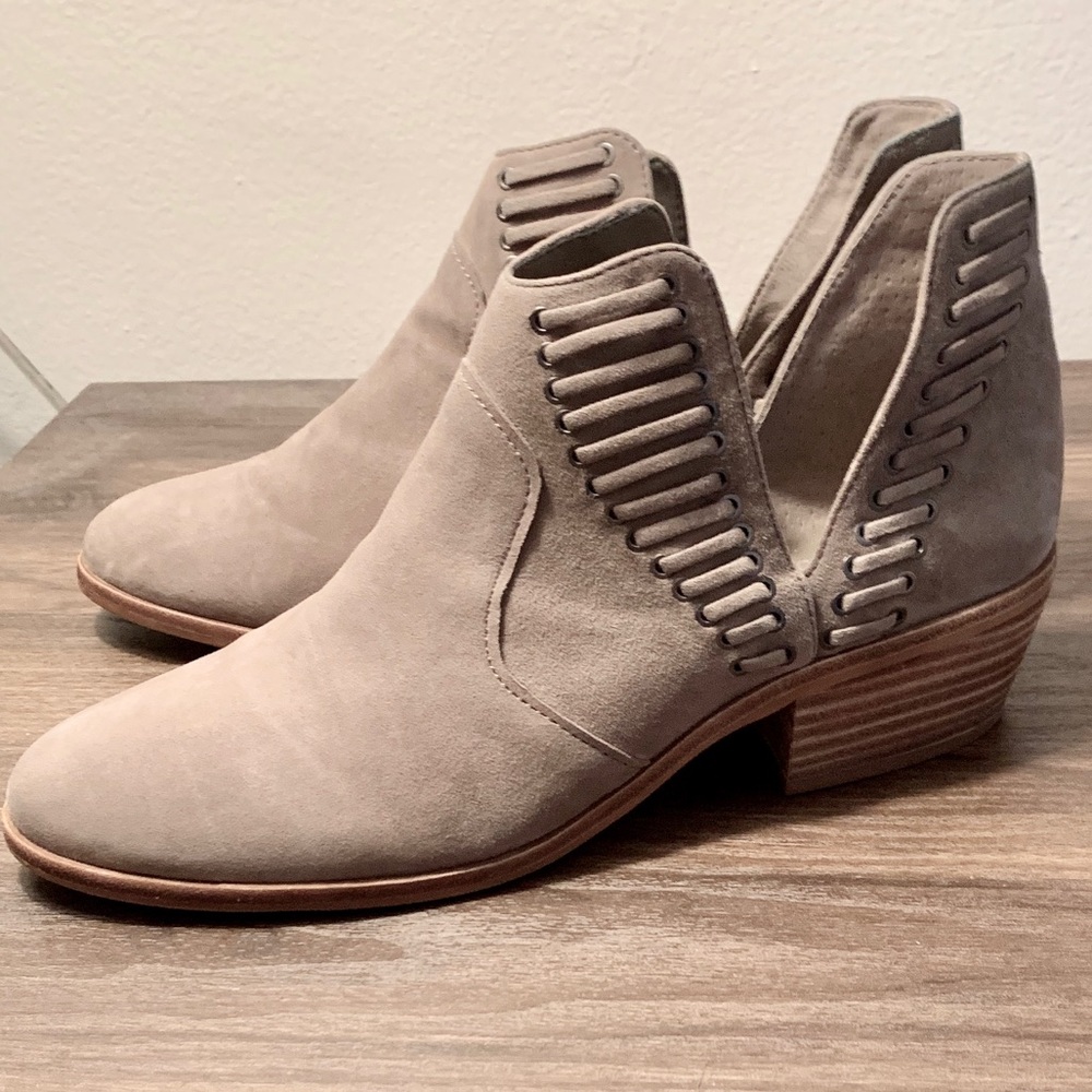 🆕 Vince Camuto Pevista Suede Short Taupe Boot